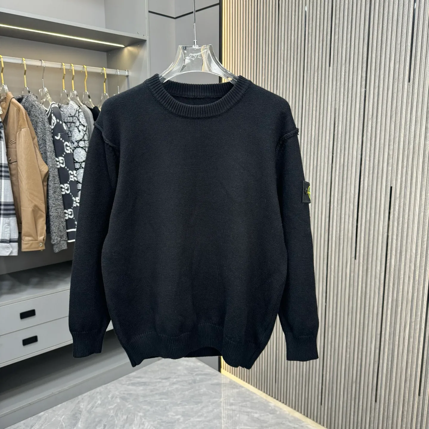 🅿️310 Stone Island 25FW crew neck sweater is made of top-grade cashmere yarn. The new autumn and winter Oblique jacquard knitted cashmere sweater adopts a double-sided wearable design and is made of high-quality cashmere material. After fine weaving process, it presents a soft and comfortable touch and excellent thermal performance. The iconic Oblique jacquard pattern is perfectly presented through precision knitting technology. It can be worn on both sides, showing different style charms. The round neck design is simple and elegant, suitable for various matching occasions. Exquisite knitting technology ensures that the clothes are not easily deformed and remain crisp and long-lasting. The double-sided design concept reflects LV's perfect balance of practicality and fashion. Each sweater undergoes strict quality inspection to ensure that the quality meets the brand's consistently high standards. This knitted item combines warmth and style, making it an exquisite addition to your autumn and winter wardrobe. Size:S/M/L/XL